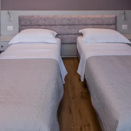 ホテル Oda Aparthotel Shkoder 3*